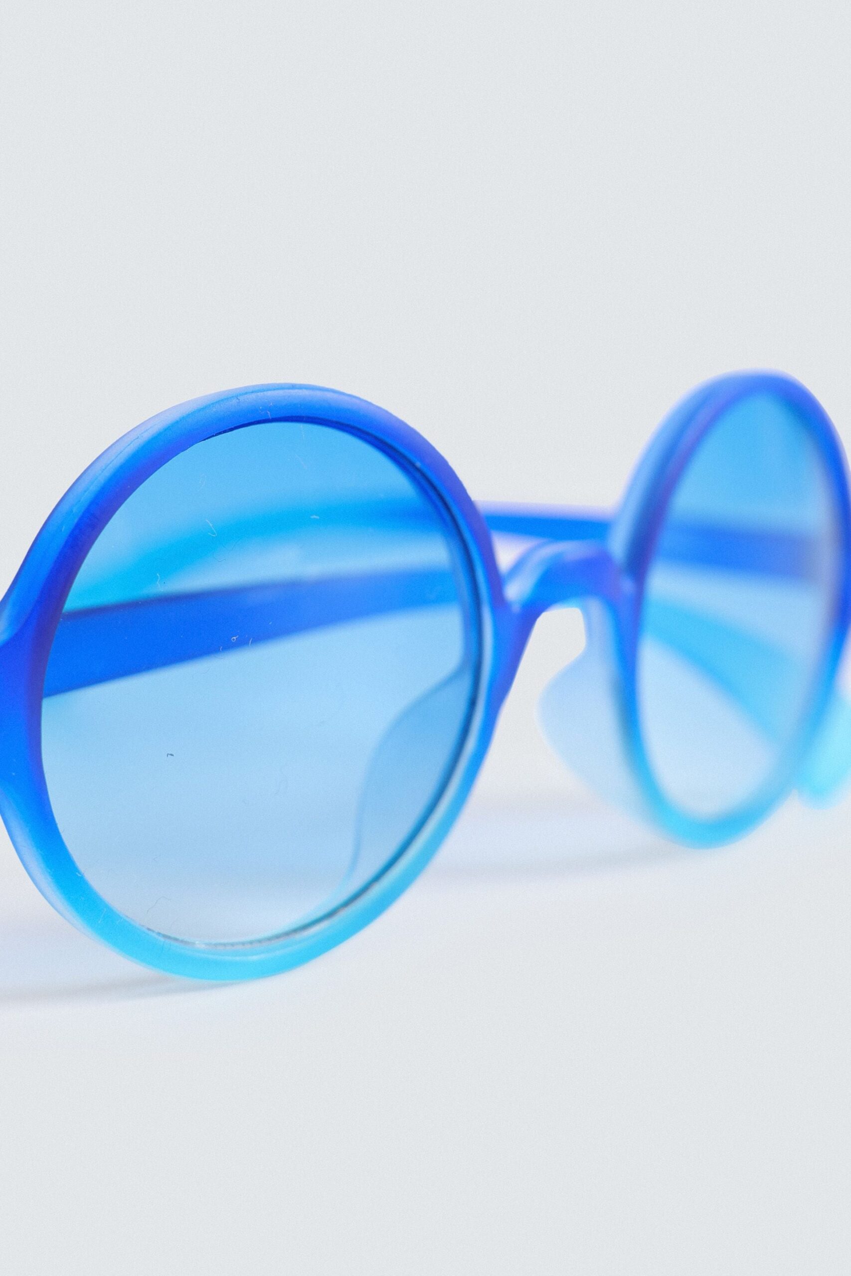 Round Sunglasses - Image 3