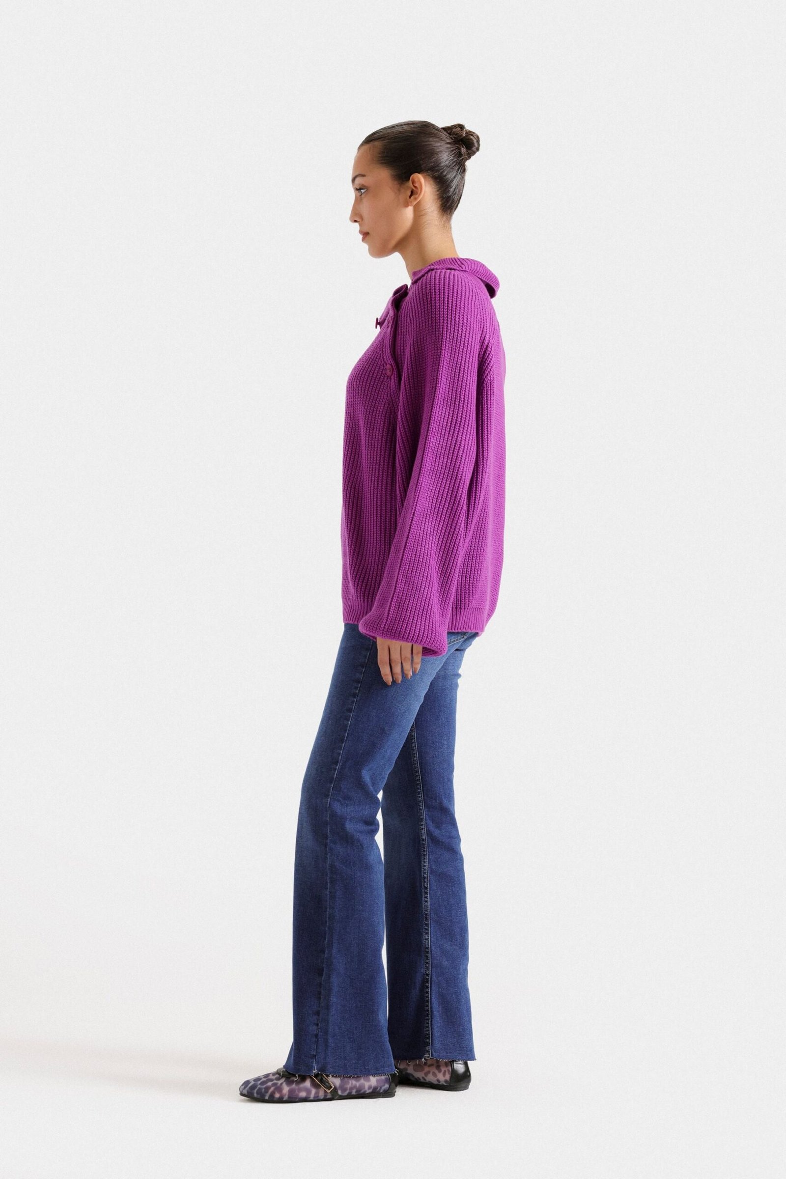 Cropped Sweater With Neck Buttons - Image 7
