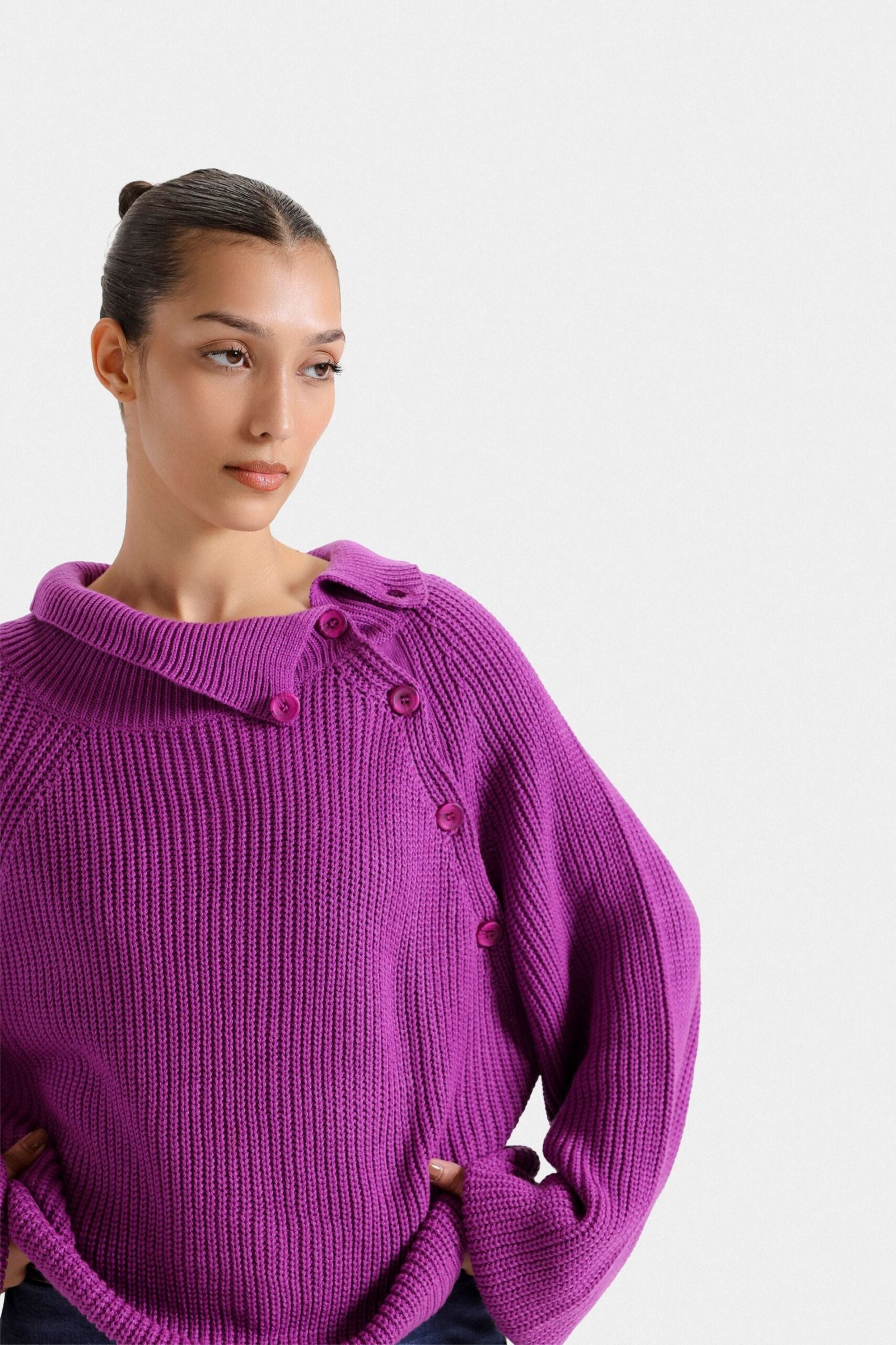 Cropped Sweater With Neck Buttons - Image 6