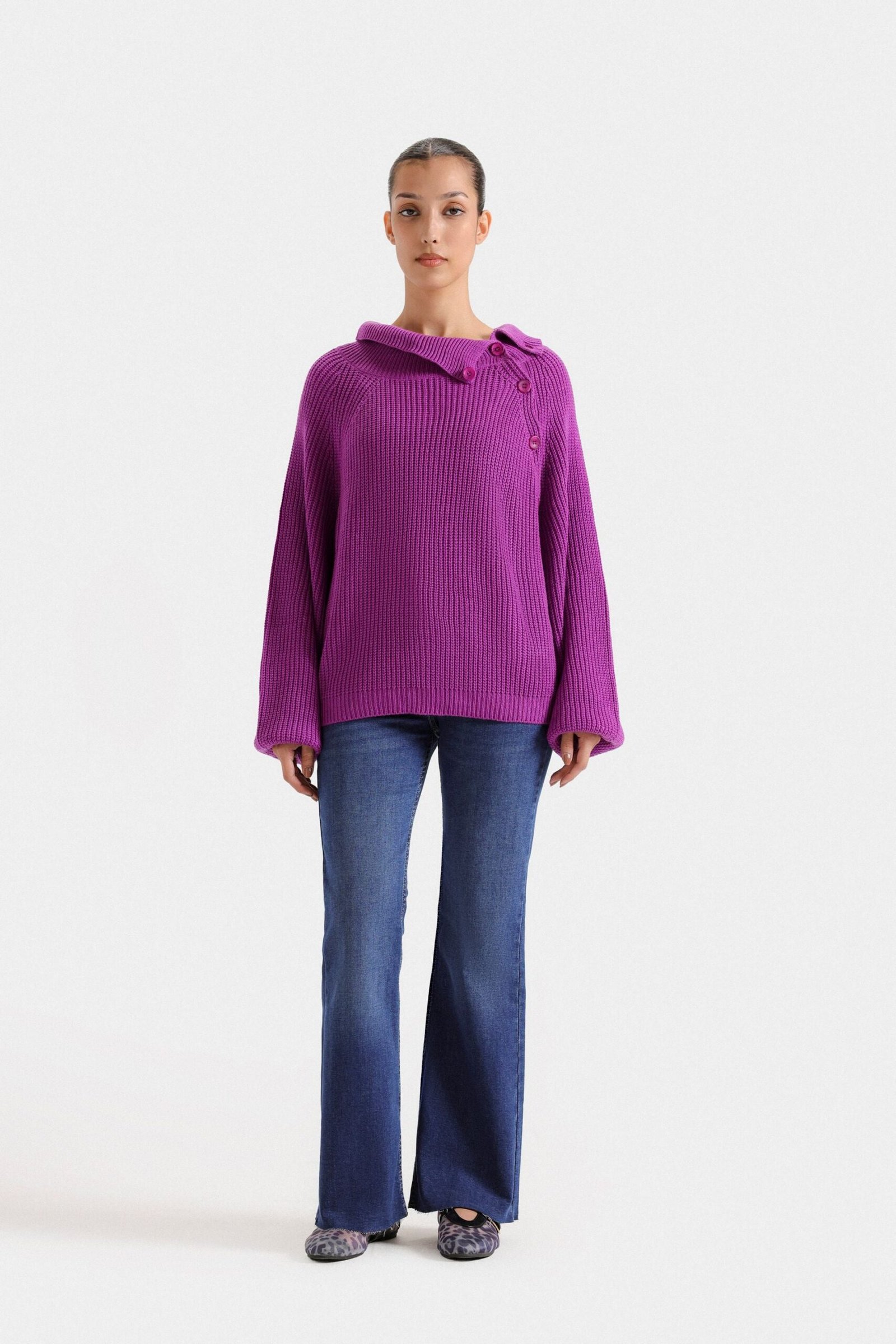 Cropped Sweater With Neck Buttons - Image 5