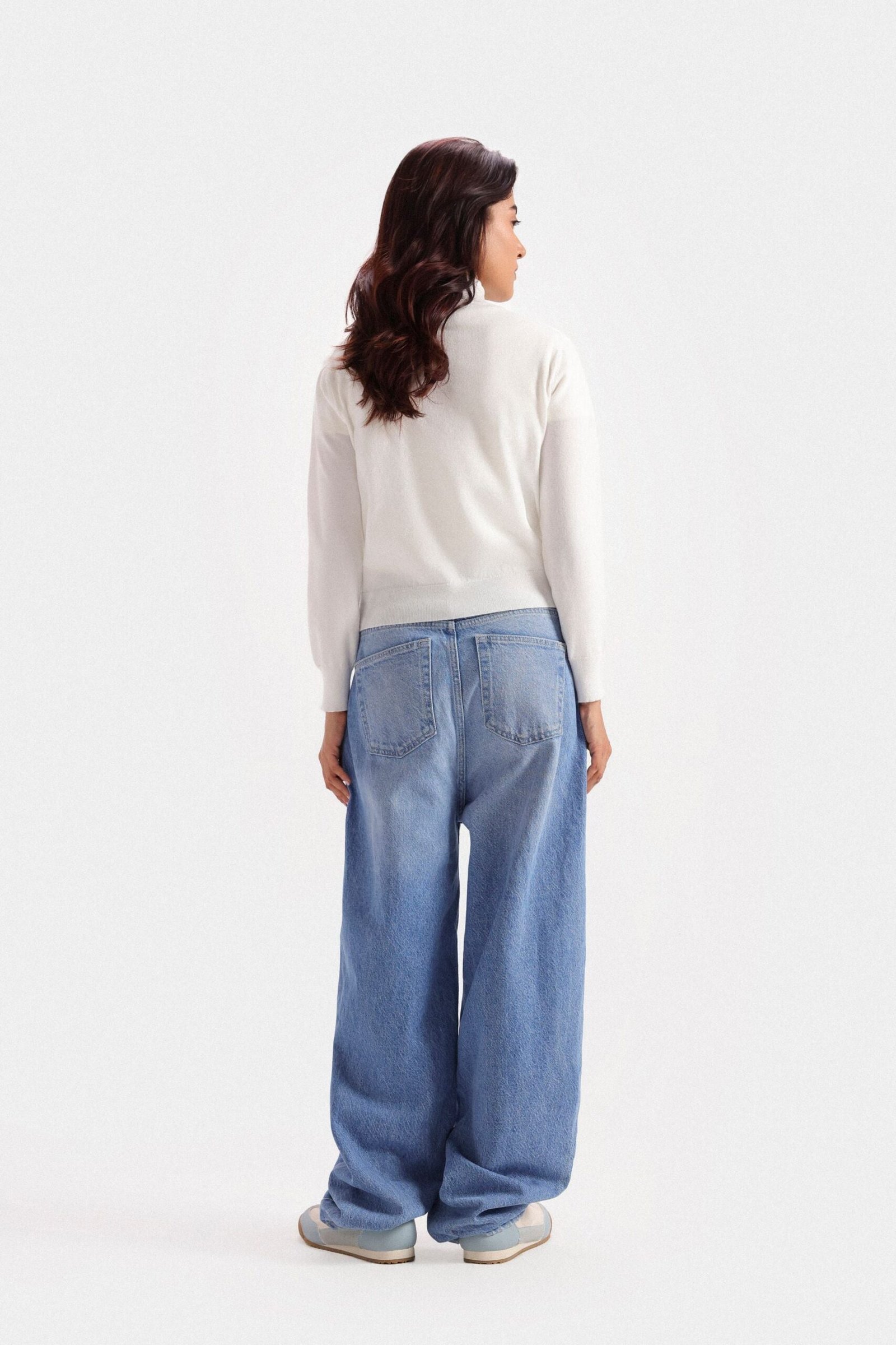 Tapered High-Waist Jeans - Image 4