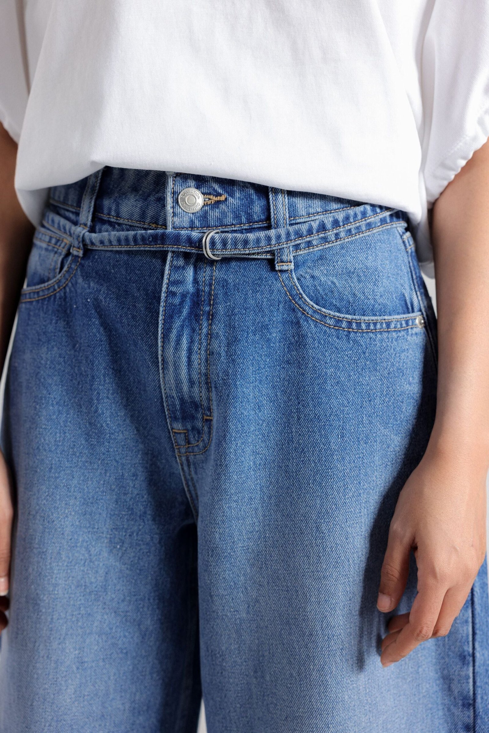 Barrel Fit Jeans With Belt Detail - Image 2
