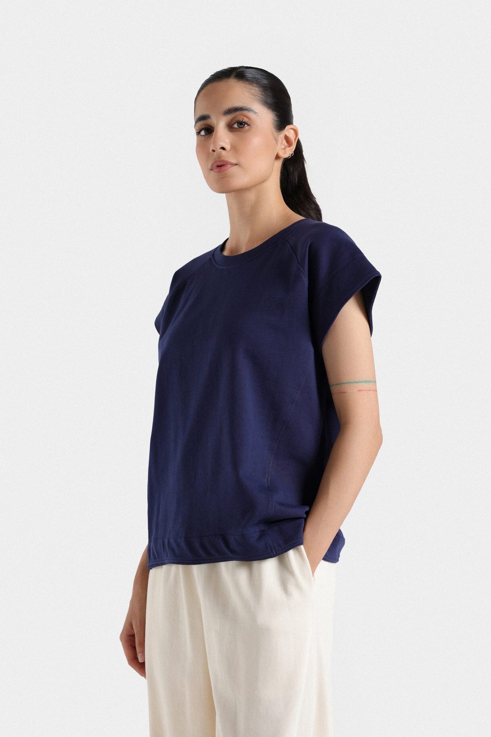 Basic T-Shirt With Wide Hem - Image 9