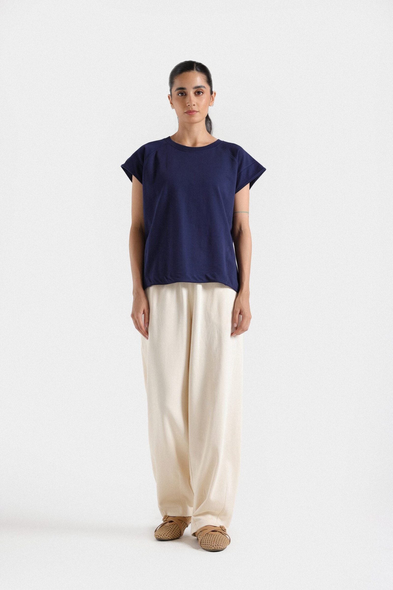 Basic T-Shirt With Wide Hem - Image 8