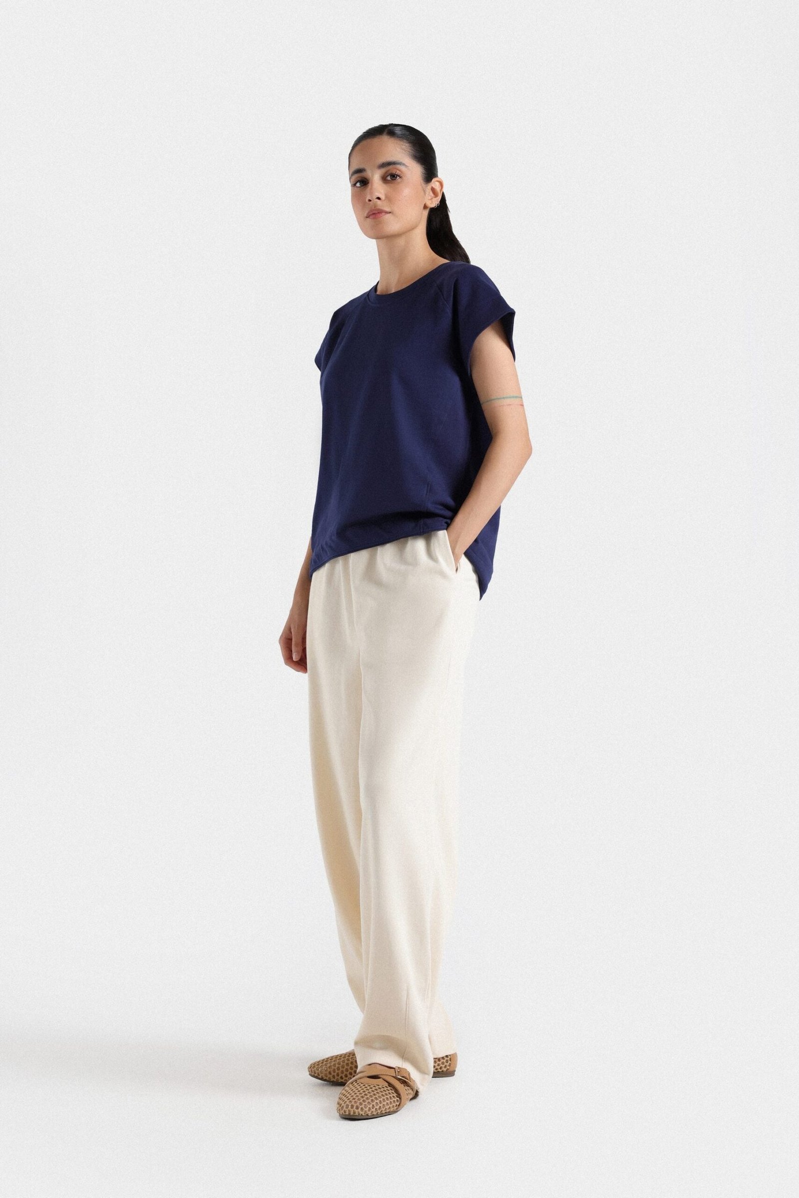 Basic T-Shirt With Wide Hem - Image 10