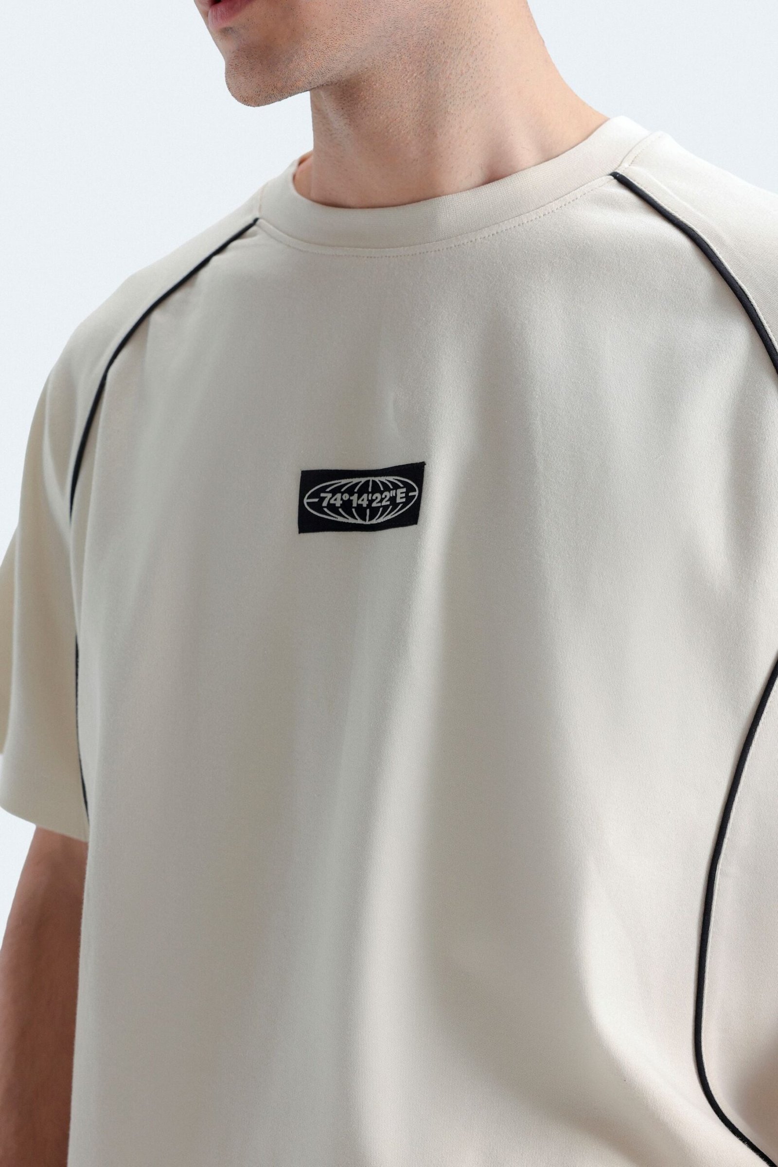 Raglan Sleeves T-Shirt With Label Patch - Image 9